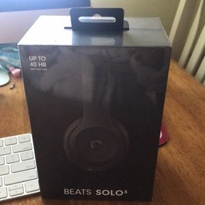 Beats solo 3 including carrying case